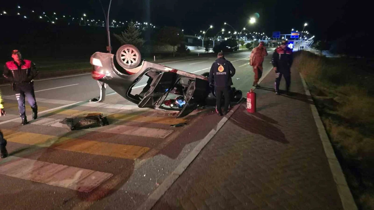 VAN'IN EDREMİT İLÇESİNDE OTOMOBİLİN TAKLA ATMASI SONUCU MEYDANA GELEN TRAFİK KAZASINDA 2 KİŞİ...