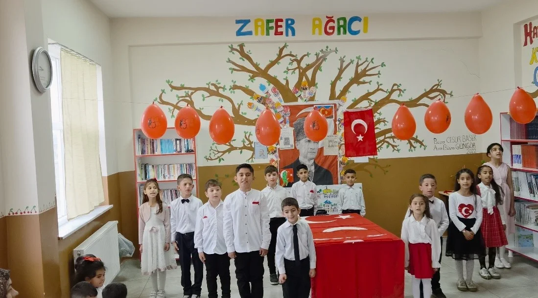 Kars'ta ilkokul öğrencilerinden Cumhuriyet'in 103'üncü yılına özel İstiklal Marşı performansı 3