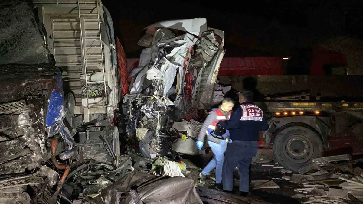 Elazığ'da 3 tırın karıştığı zincirleme kaza: 1 ölü 5