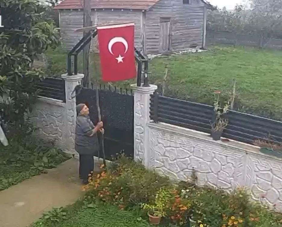 Sakarya'da 77 yaşındaki adamın Cumhuriyet Bayramı coşkusu kamerada 1