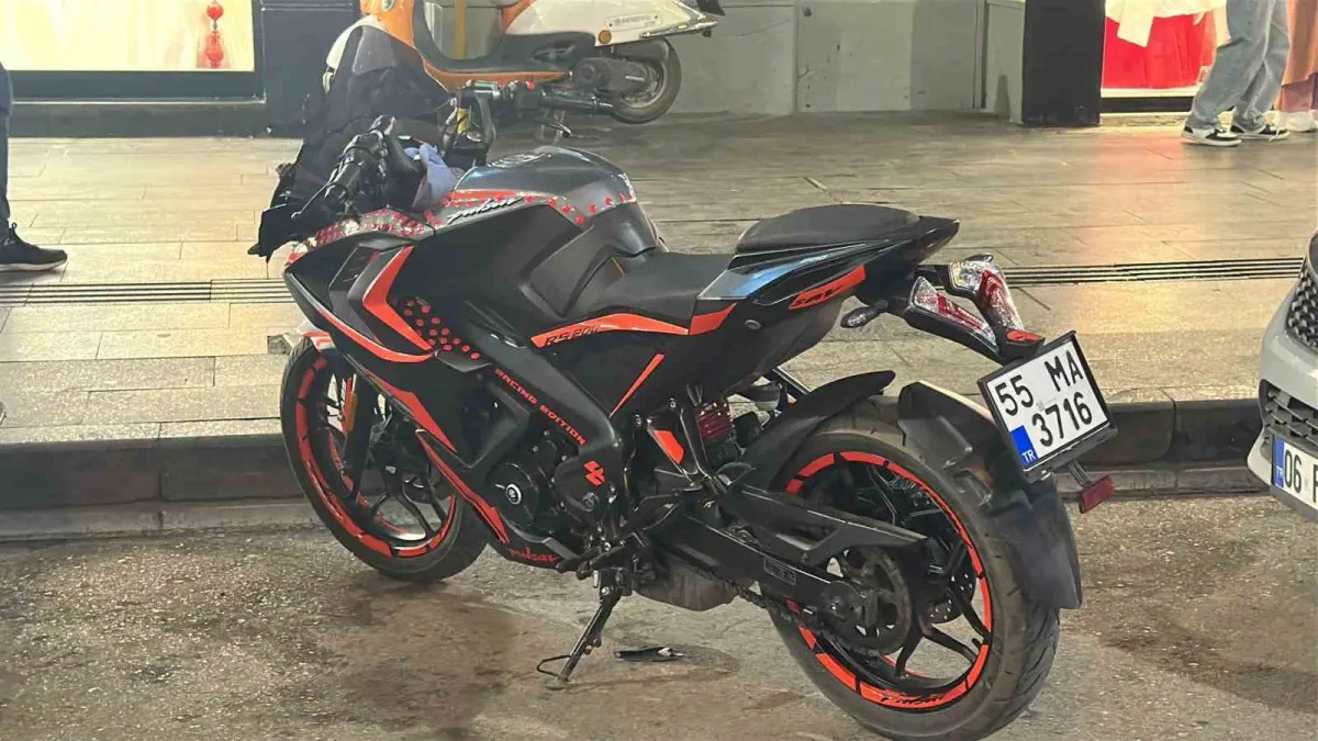 Samsun'da iki otomobilin arasından geçmeye çalışan motosikletli yaralandı 4