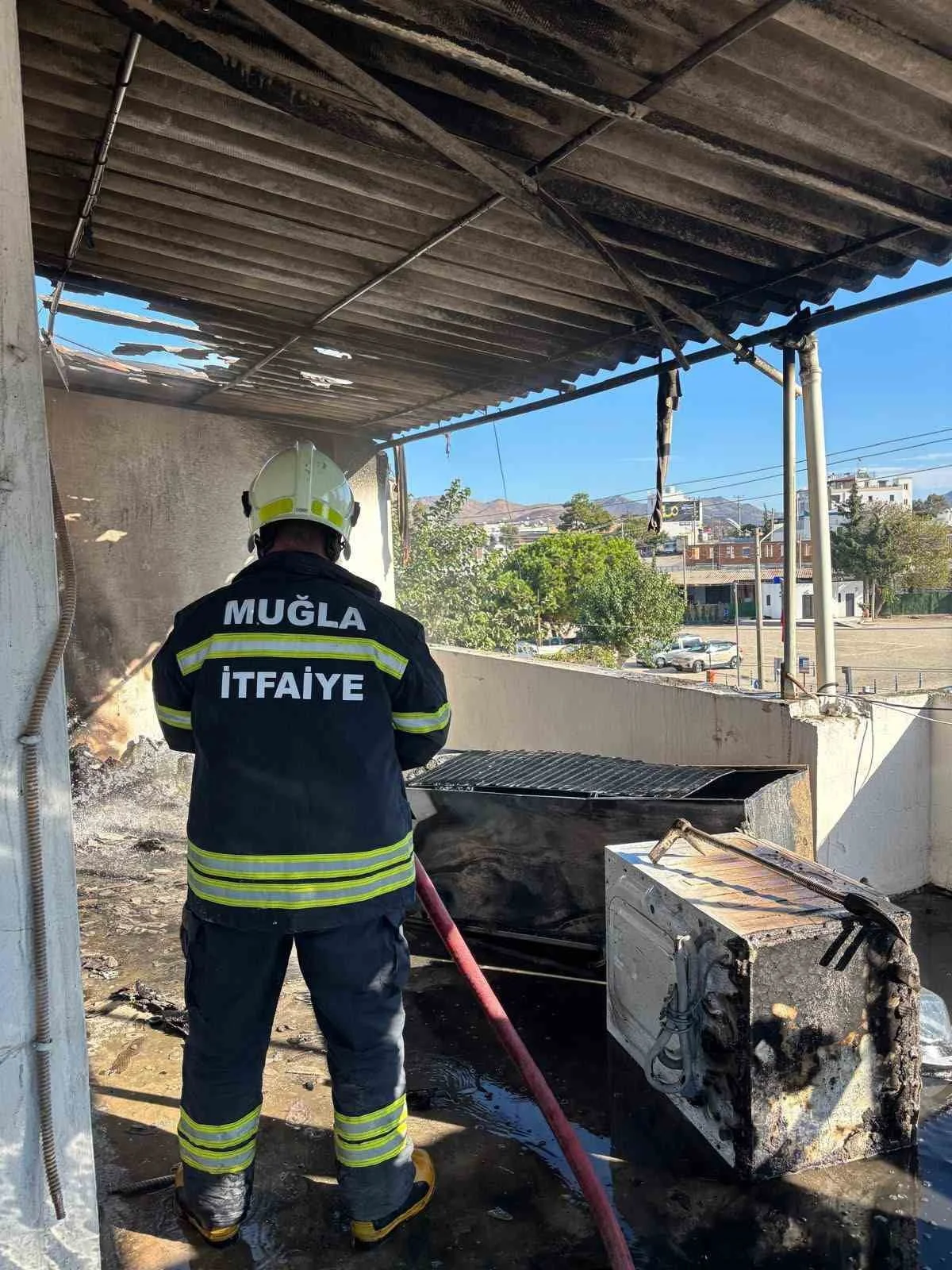 BUZDOLABINDAN ÇIKAN YANGIN SÖNDÜRÜLDÜ