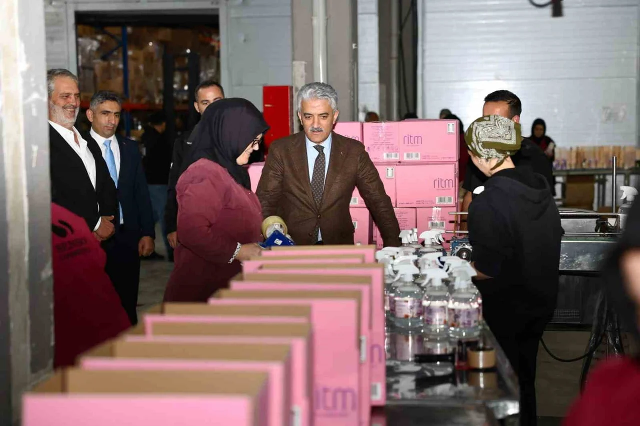 DÜZCE VALİSİ MEHMET MAKAS, YENİ TAŞKÖPRÜ KÖYÜ’NDE FAALİYET GÖSTEREN KOZMETİK FABRİKASINI ZİYARET...