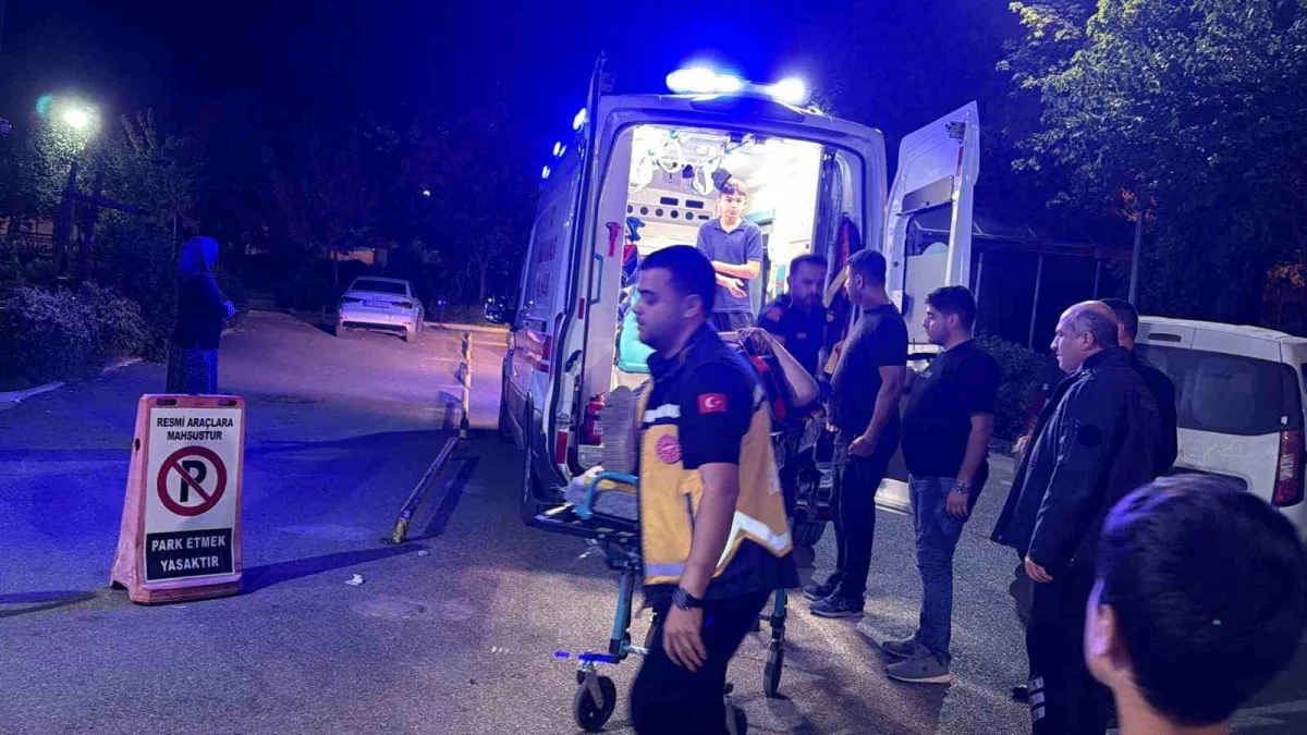 Adıyaman'ın Kahta ilçesinde kavşakta iki otomobil çarpıştı: 8 kişi yaralandı 3