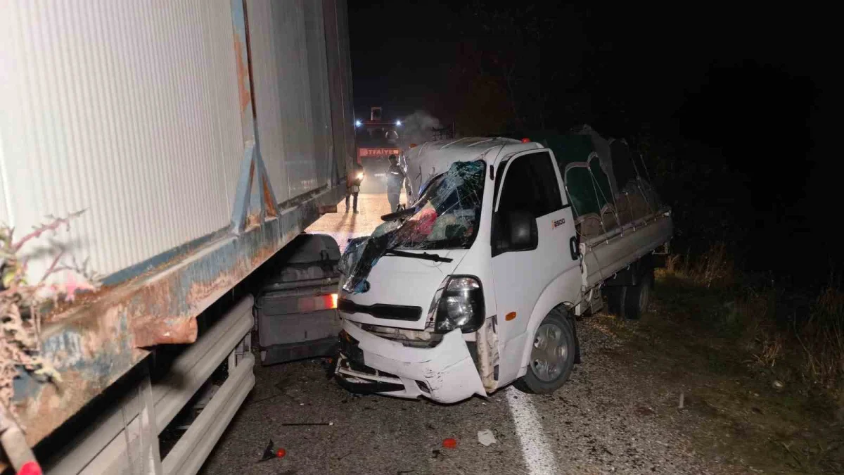 Bursa'da tır ile kamyonet kafa kafaya çarpıştı: 2 ağır yaralı 2