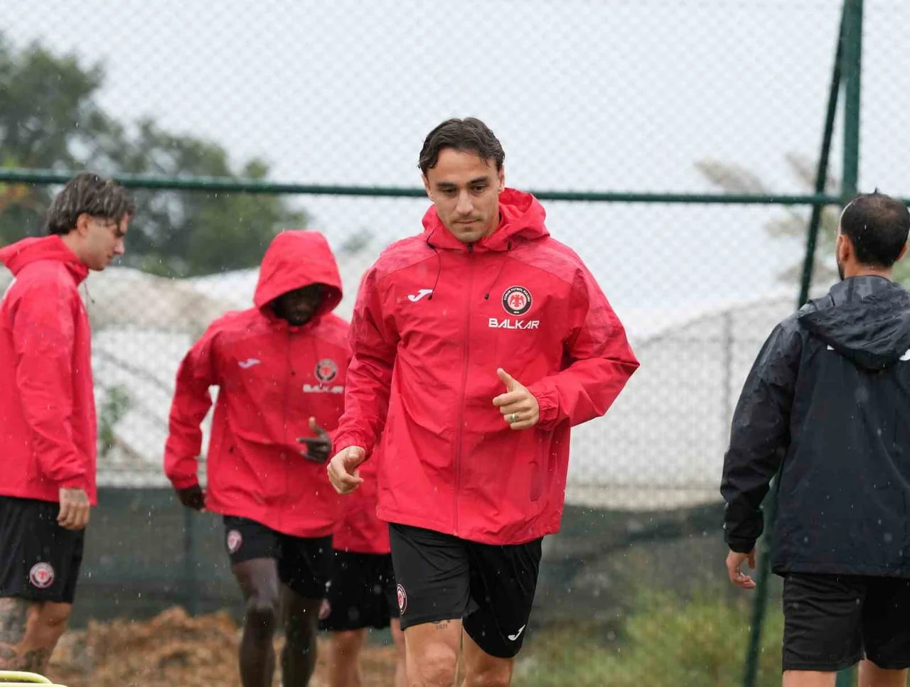 TRENDYOL SÜPER LİG EKİPLERİNDEN ÇORUM FK, MİLLİ MAÇLAR NEDENİYLE LİGE VERİLEN ARADA ANTALYA’DA...