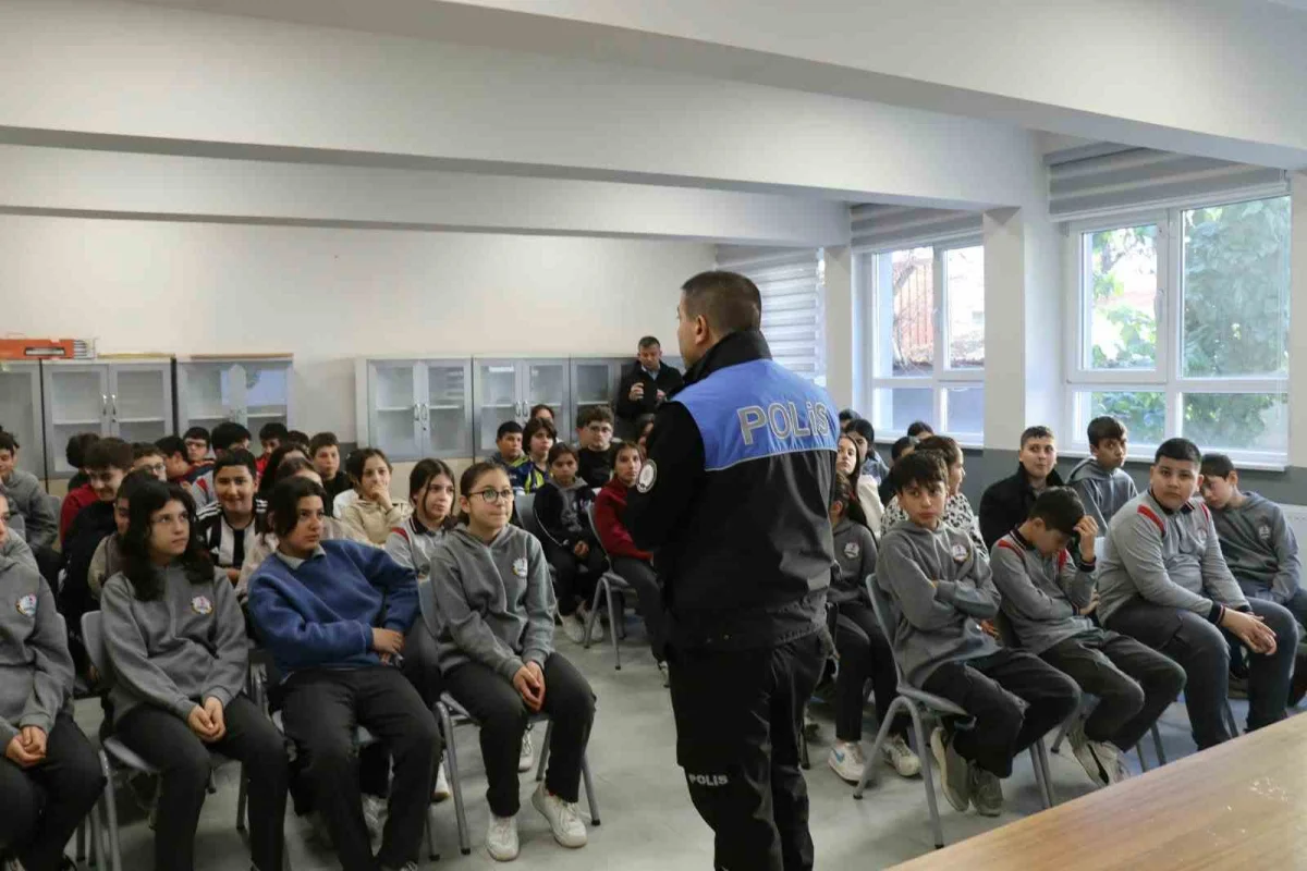 Kastamonu'da polis ekiplerinden 1 bin 140 öğrenciye siber güvenlik ve akran zorbalığı eğitimi 4