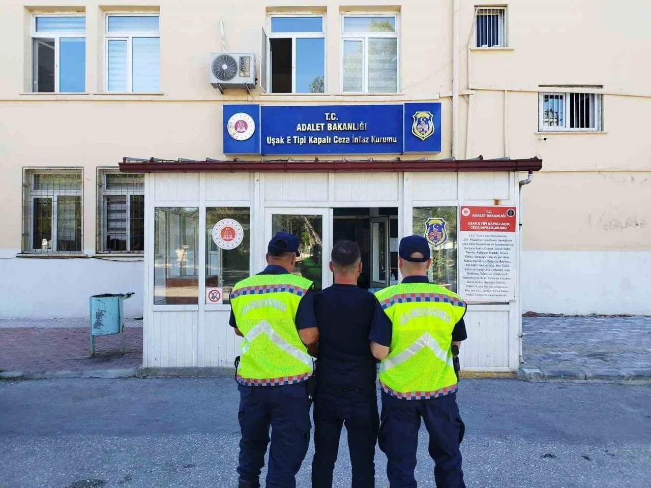 UŞAK’TA JANDARMA EKİPLERİNCE EYLÜL AYI İÇERİSİNDE ARANAN ŞAHISLARA YÖNELİK GERÇEKLEŞTİRİLEN...