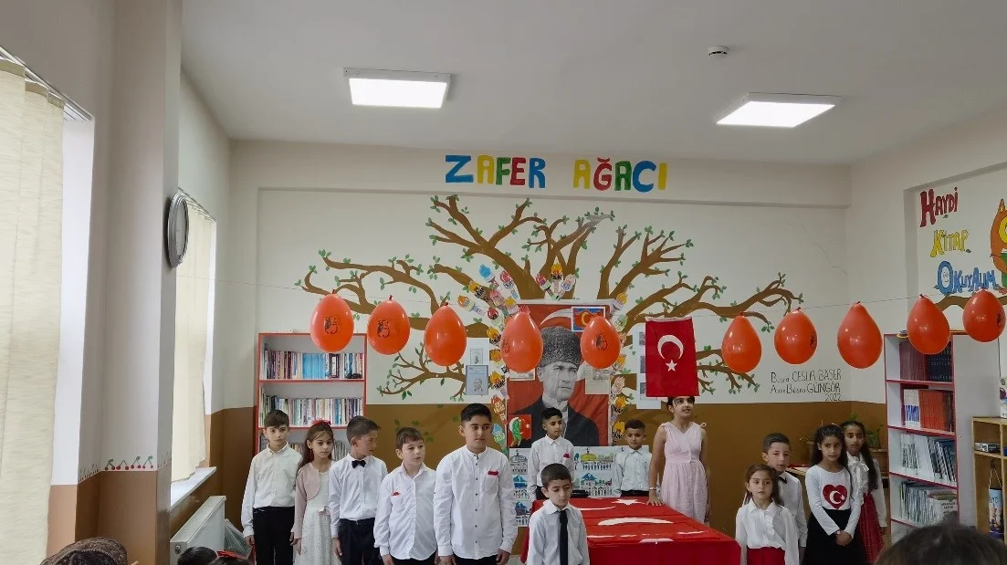 Kars'ta ilkokul öğrencilerinden Cumhuriyet'in 103'üncü yılına özel İstiklal Marşı performansı 2