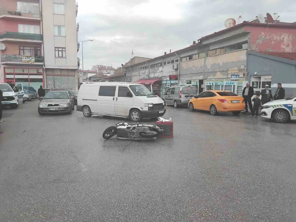 Çorum'un Alaca ilçesinde minibüs ile motosiklet çarpıştı: 1 yaralı 2