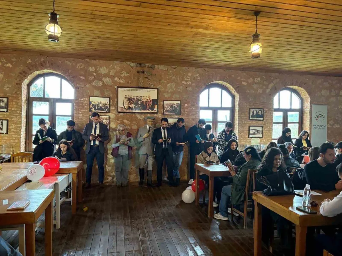Balıkesir'de üniversite öğrencileri tarihi Akbaş İlkokulunda kitap okudu 3