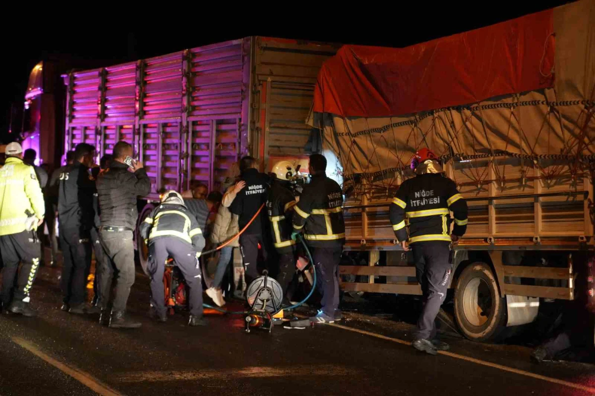 Niğde'de kamyonet tıra çarptı: 1 ağır yaralı 3