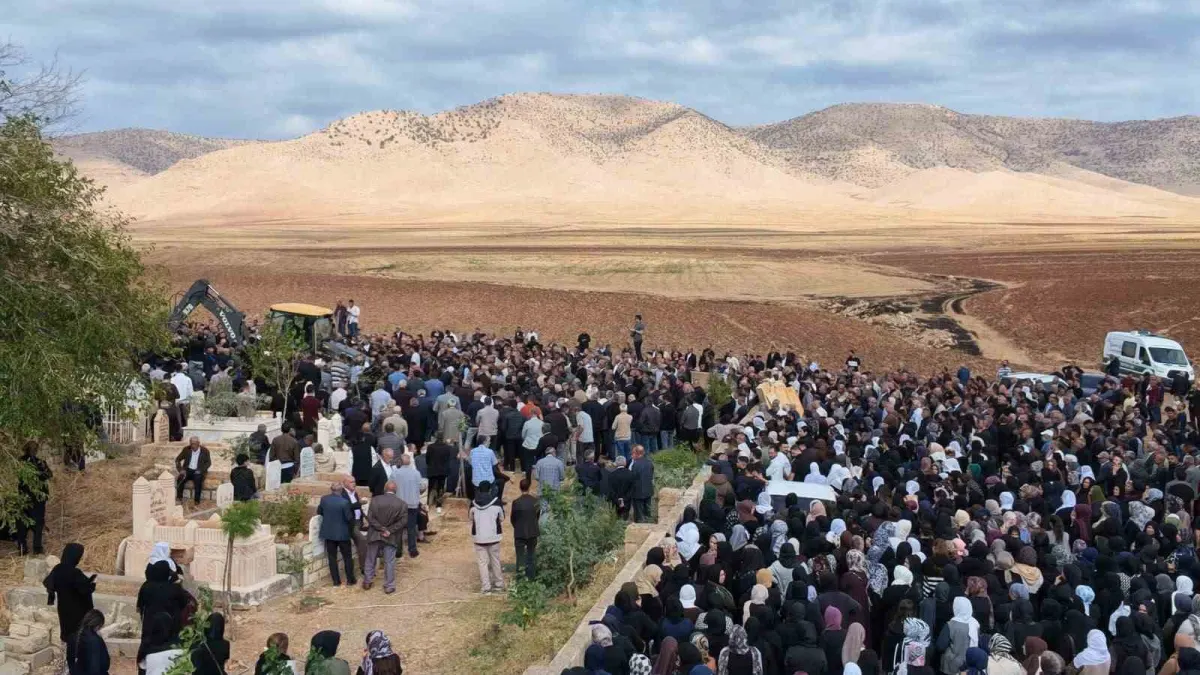 Mardin'de su kanalına düşen otomobilde can veren 6 kişi son yolculuğuna uğurlandı 3
