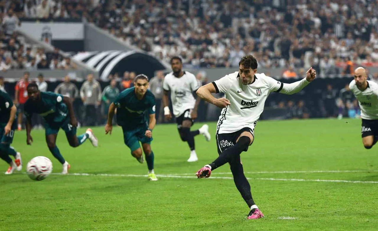 BEŞİKTAŞ’IN, KOCAELİSPOR’U 2-1 MAĞLUP ETTİĞİ MAÇTA PENALTIDAN FİLELERİ HAVALANDIRAN DUSAN...