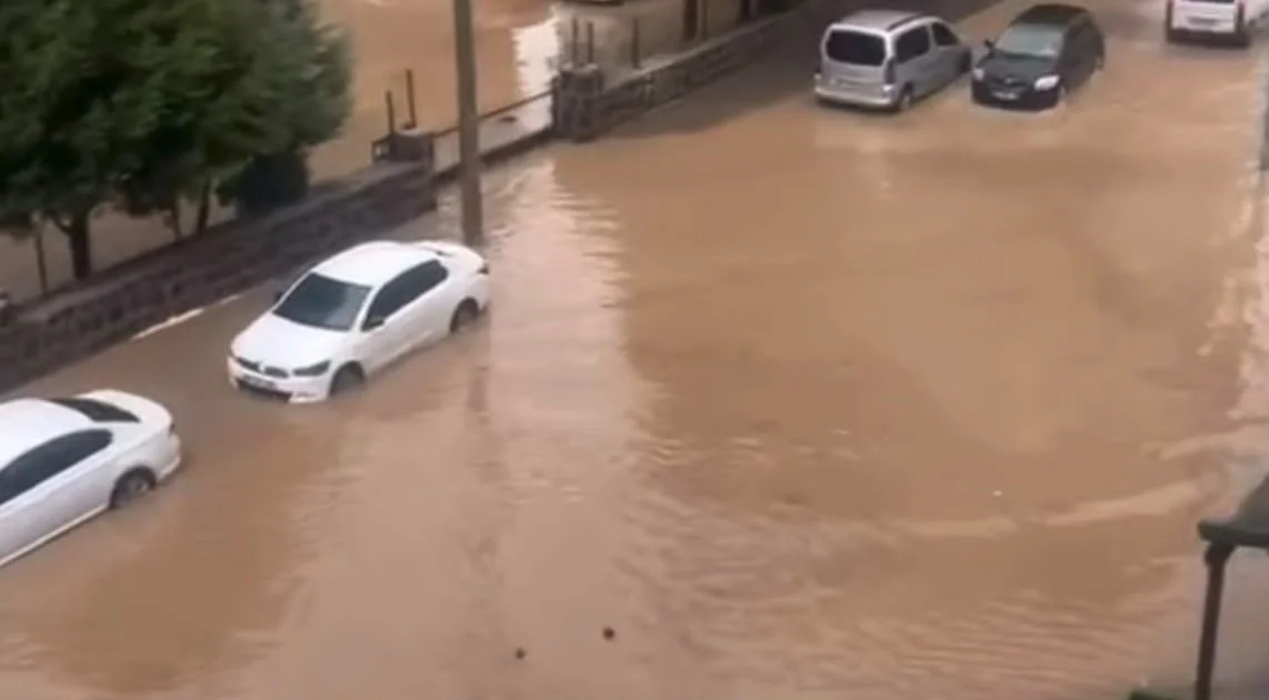 Gaziantep'te aniden bastıran sağanak yolları göle çevirdi 2