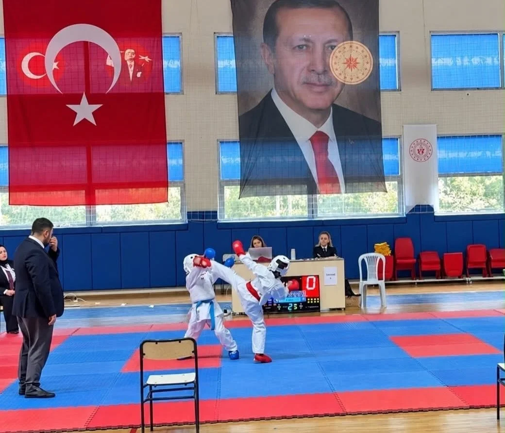 Düzce'de cumhuriyet coşkusu tatamiye taşındı: 185 karateci yarıştı 4
