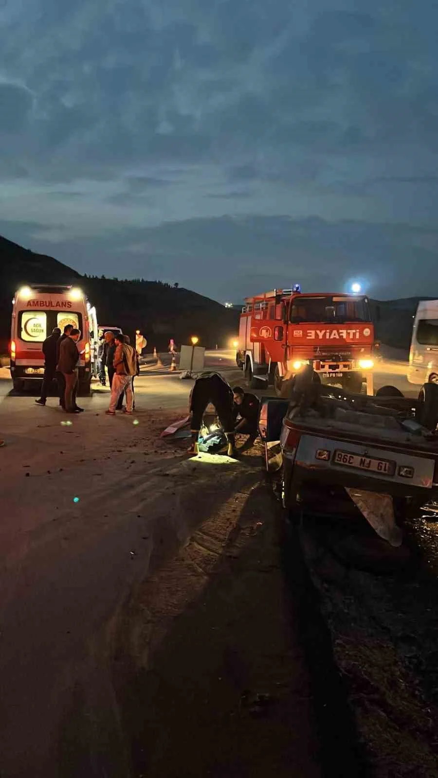 Çorum'da şarampole devrilen otomobil hurdaya döndü: Sürücü yara almadan kurtuldu 2