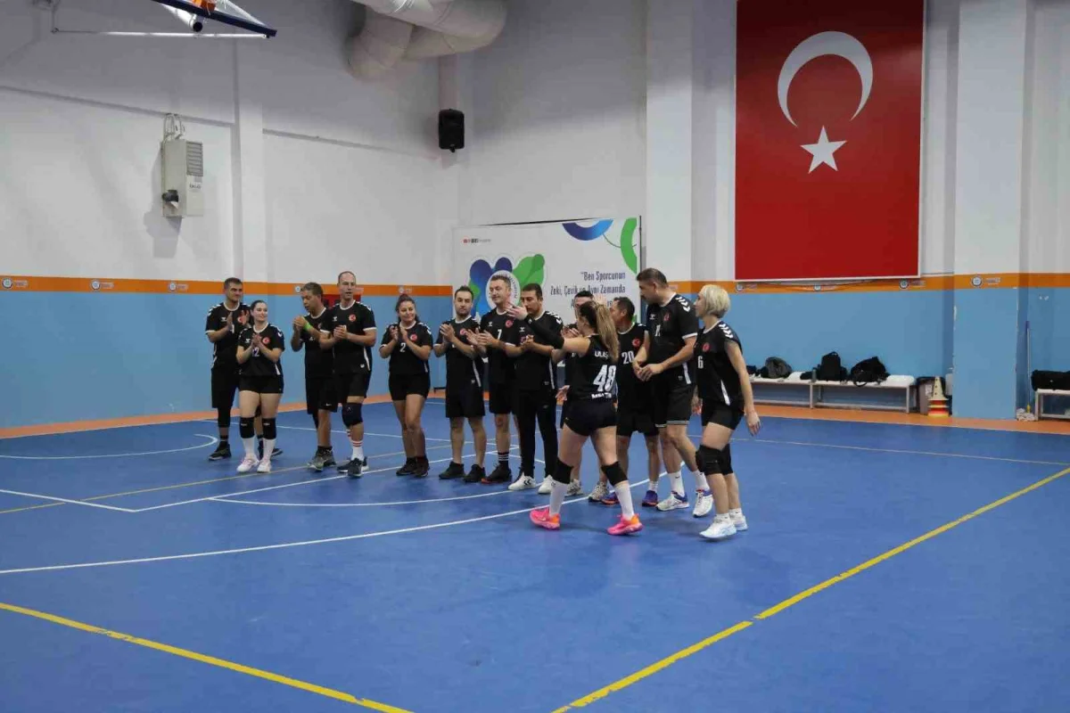 Muğla'da büyükşehir personeli Cumhuriyet Kupası için sahaya çıktı 4