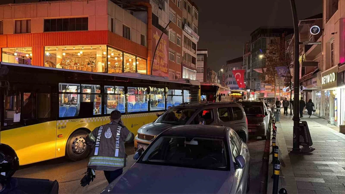 Küçükçekmece'de otomobil minibüse çarptı, iki yolcu hastaneye kaldırıldı 2
