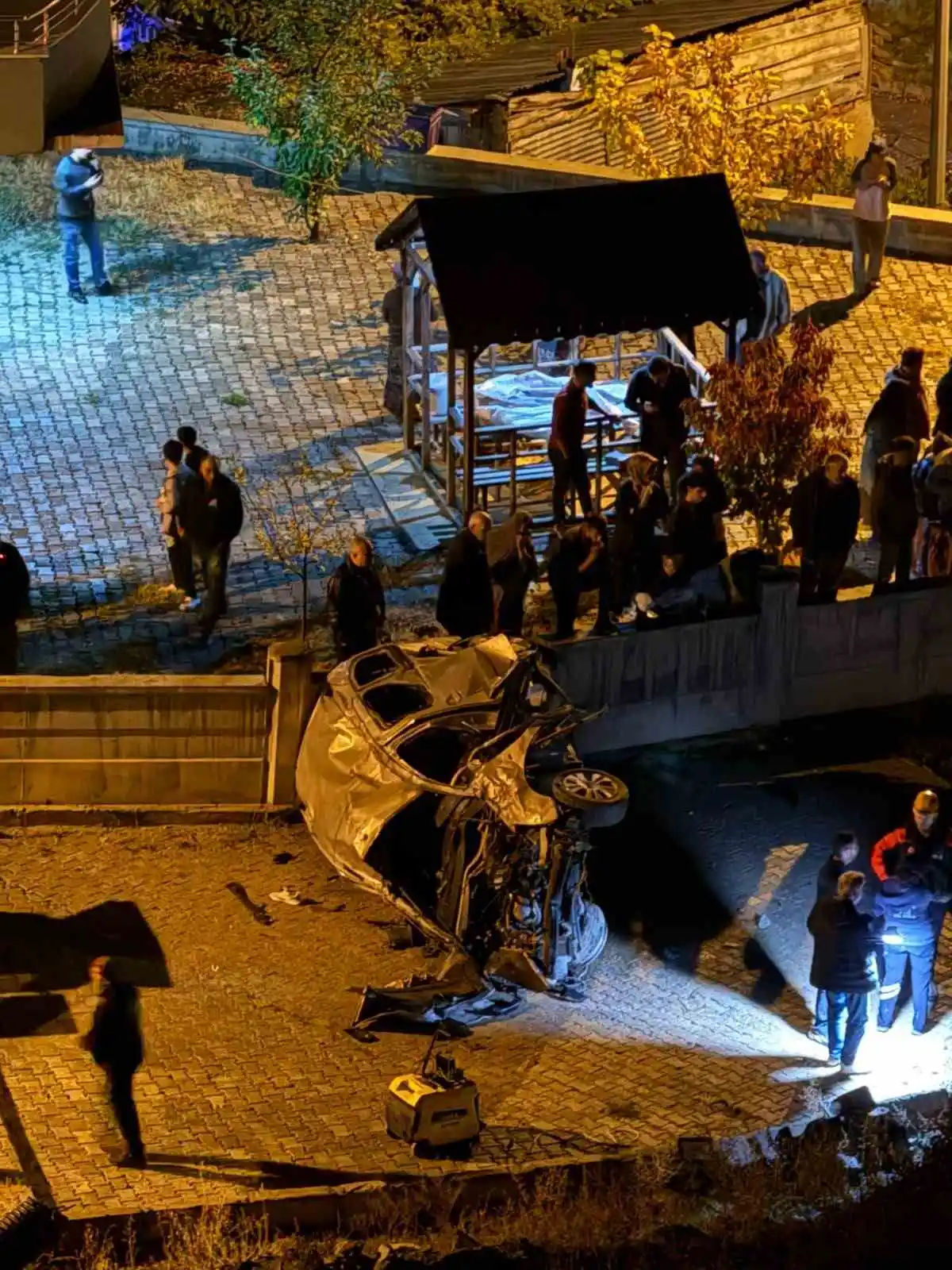Oltu'da 50 metrelik şarampole yuvarlanan otomobil can aldı: 1 ölü, 3 yaralı 2