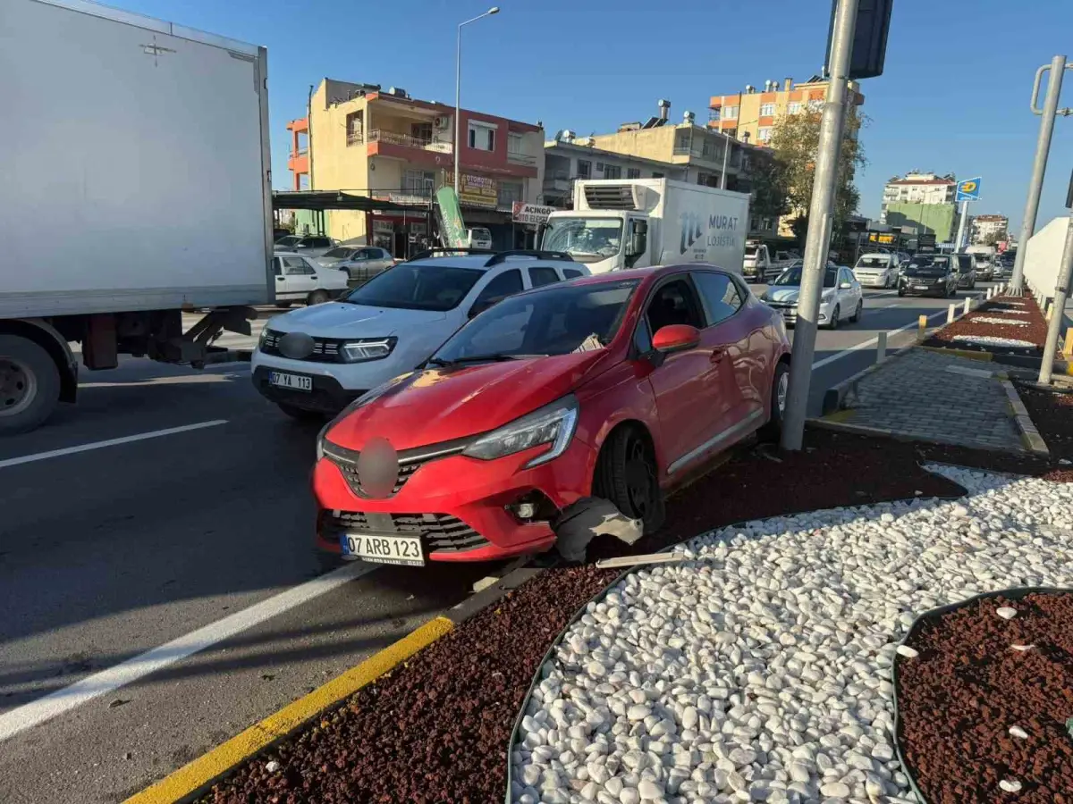 Serik'te sanayi kavşağında kaza: 1 yaralı 1