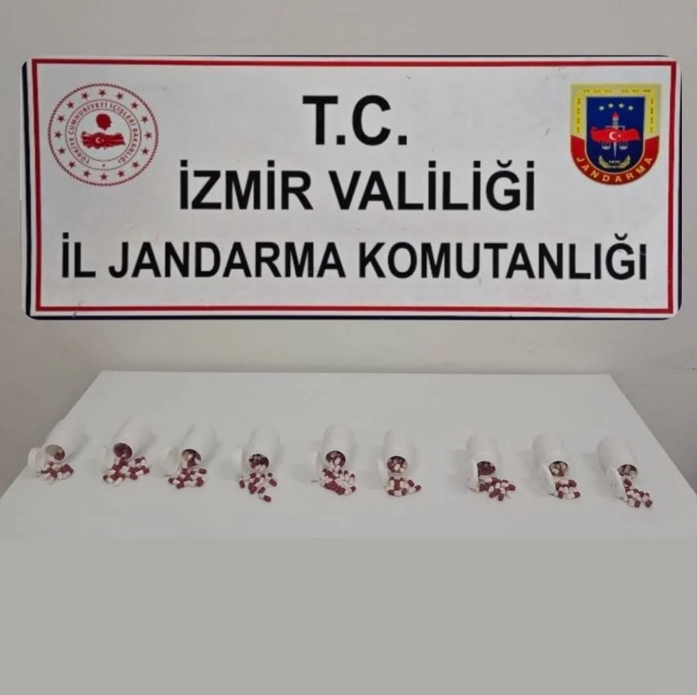 İZMİR'İN SEFERİHİSAR İLÇESİNDE JANDARMA EKİPLERİNCE ŞÜPHE ÜZERİNE DURDURULAN BİR ARAÇ VE...