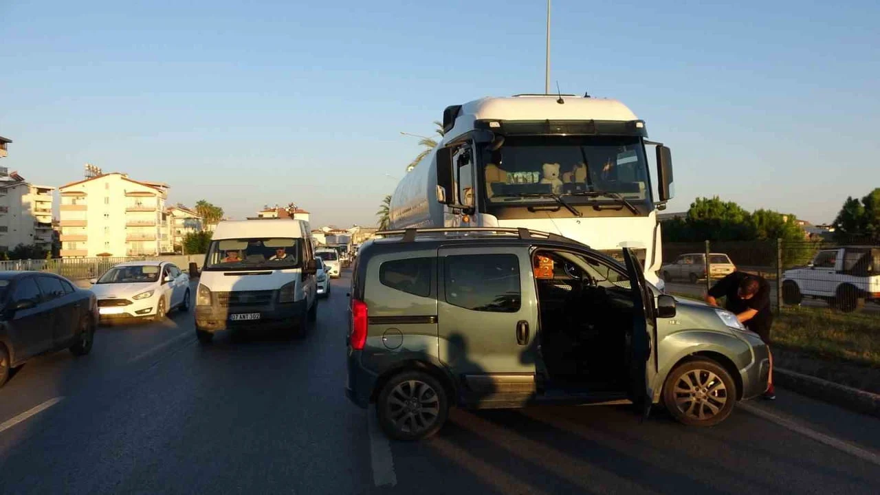 ANTALYA’NIN MANAVGAT İLÇESİNDE LPG TANKERİNİN HAFİF TİCARİ ARAÇLA ÇARPMASI SONUCU MEYDANA GELEN...