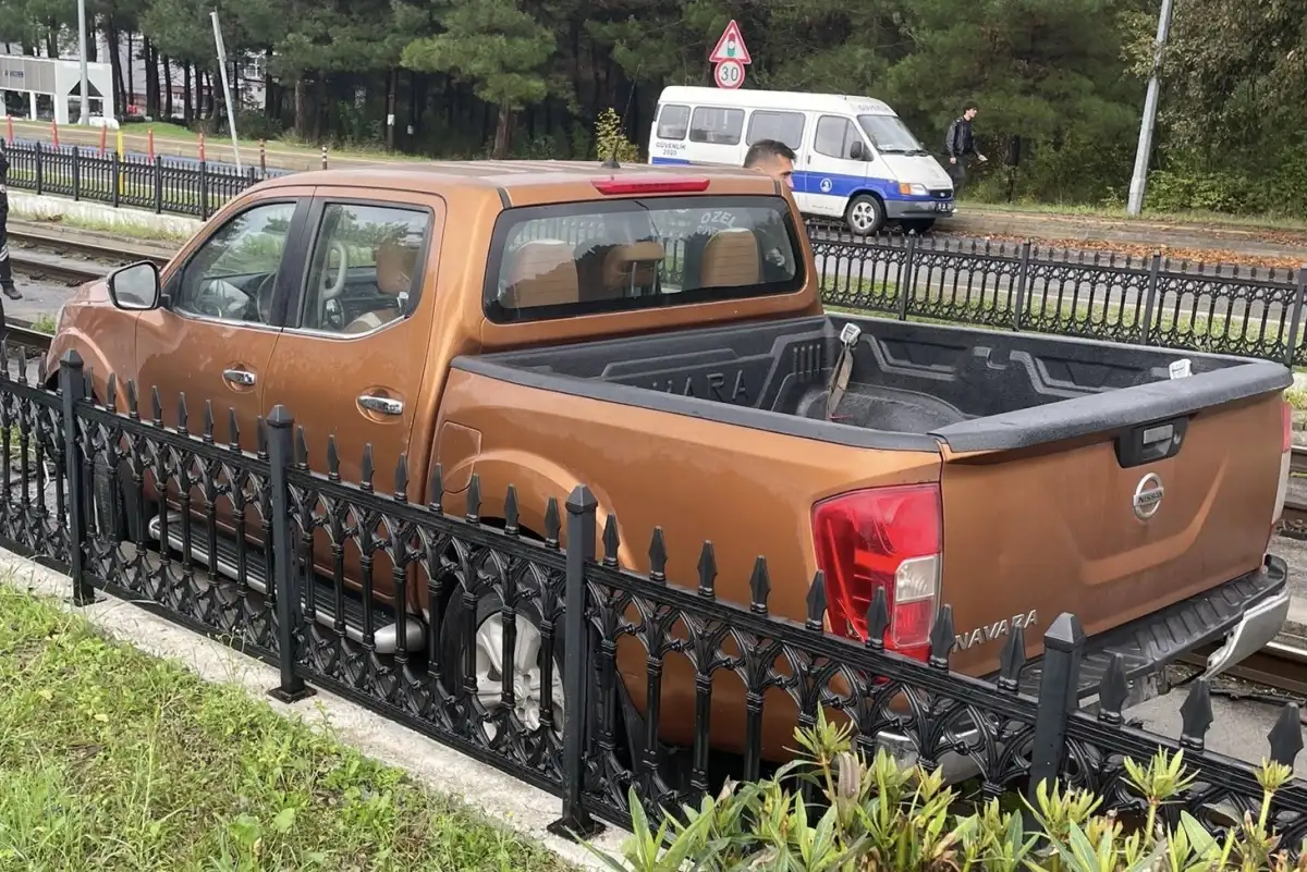 Samsun'da kontrolden çıkan pikap tramvay yoluna girdi 2