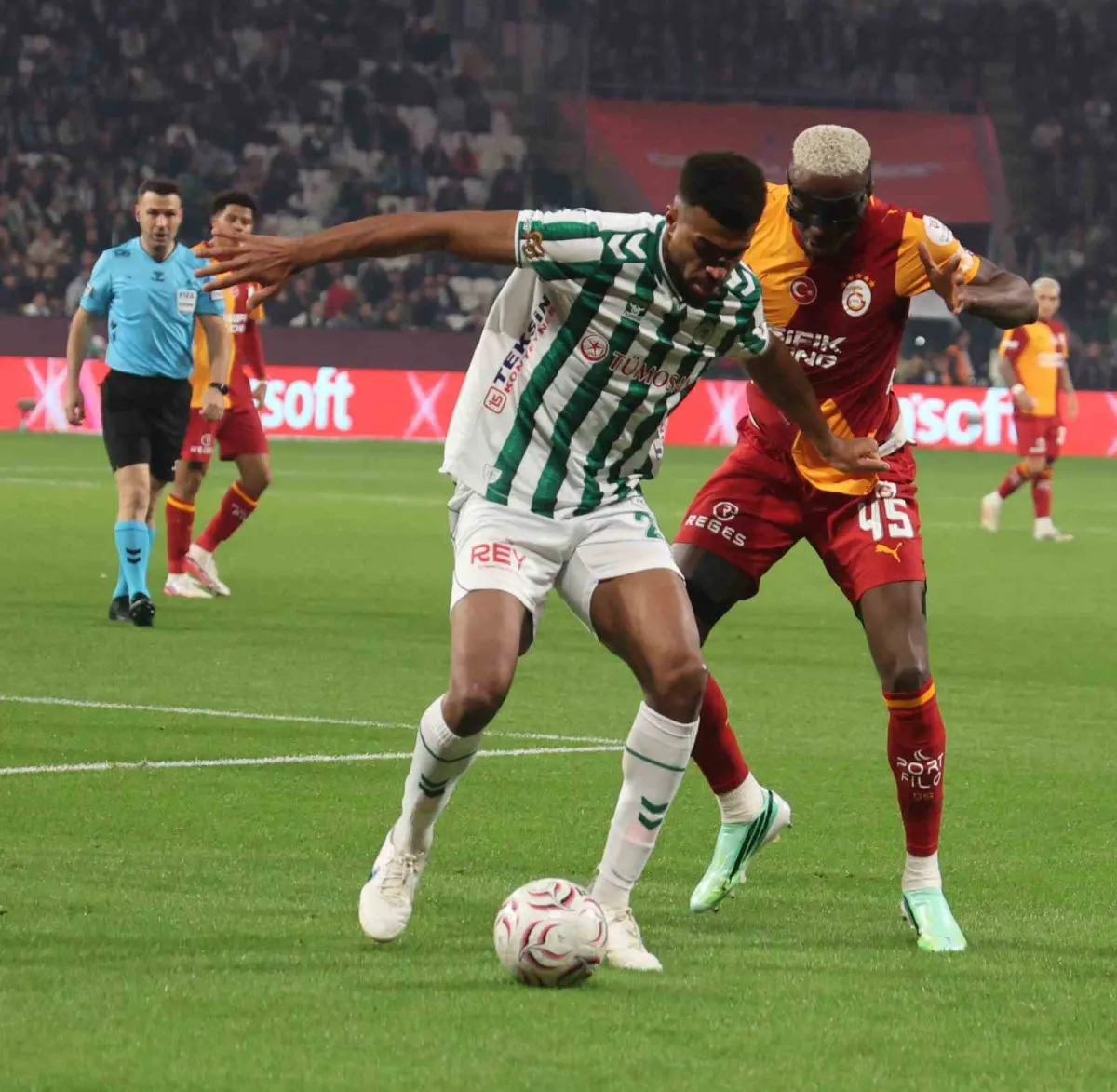 Galatasaray, Konyaspor deplasmanında ilk yarıyı 2-0 önde kapattı 1