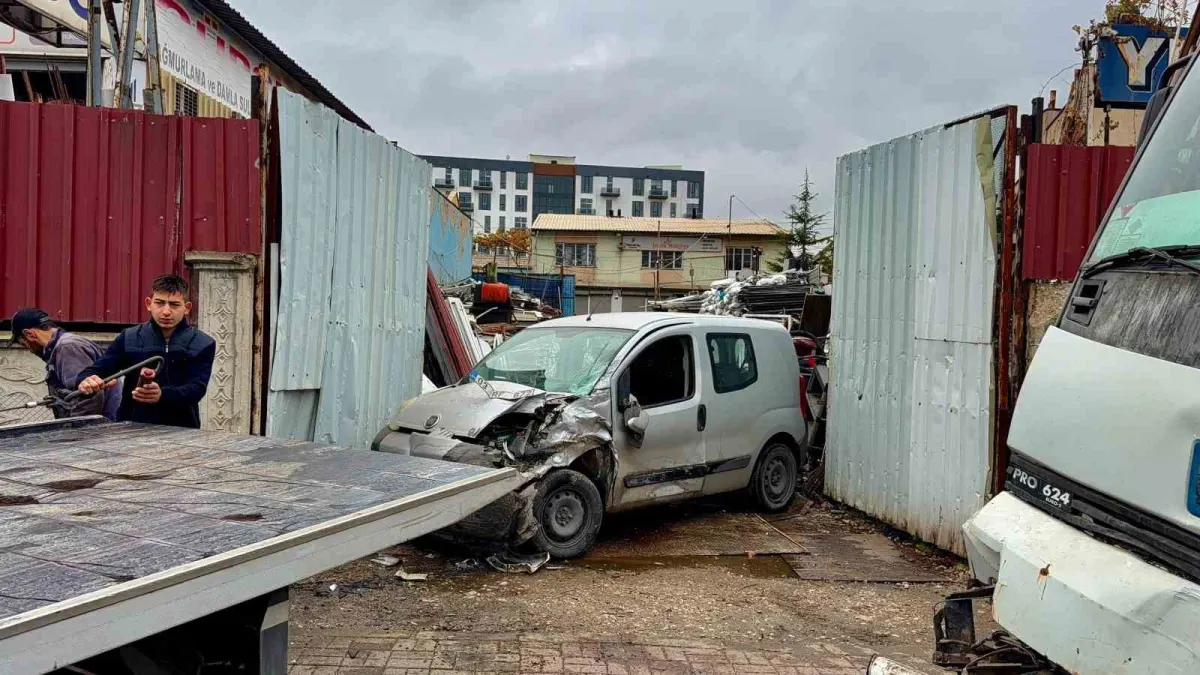 Afyonkarahisar'da vinç hafif ticari araca çarptı: 1 yaralı 1