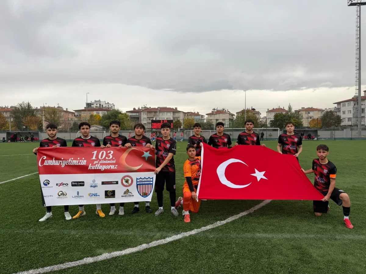 1966 Turanspor sahaya Cumhuriyet Bayramı pankartıyla çıktı 1