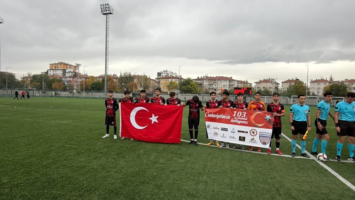 1966 Turanspor sahaya Cumhuriyet Bayramı pankartıyla çıktı 3