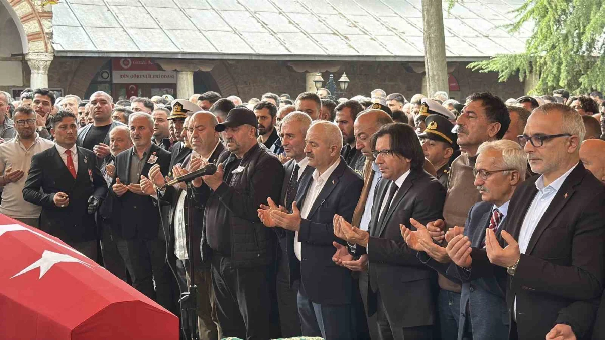 Nöbet sırasında kalp krizi geçiren Uzman Çavuş Oğuzcan Alma son yolculuğuna uğurlandı 2