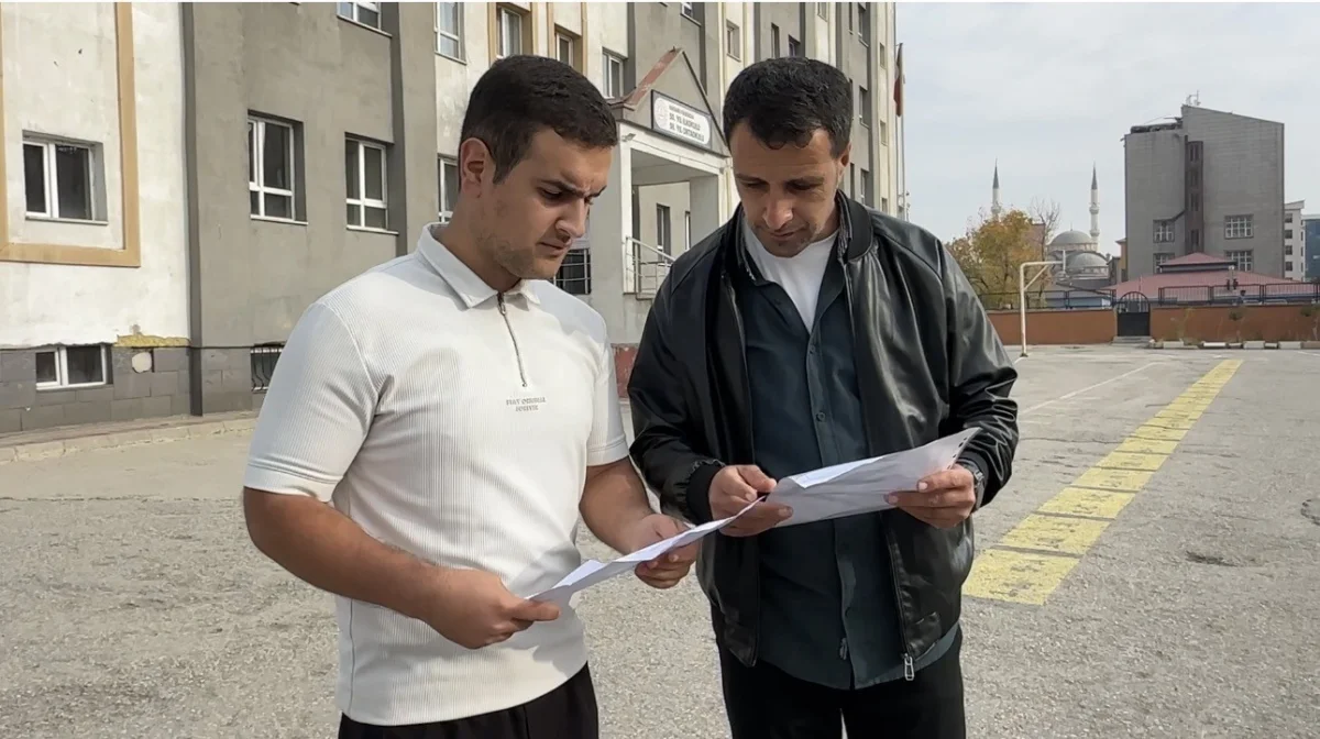 Yüksekova'da baba ve oğul aynı okulda KPSS heyecanı yaşadı 4
