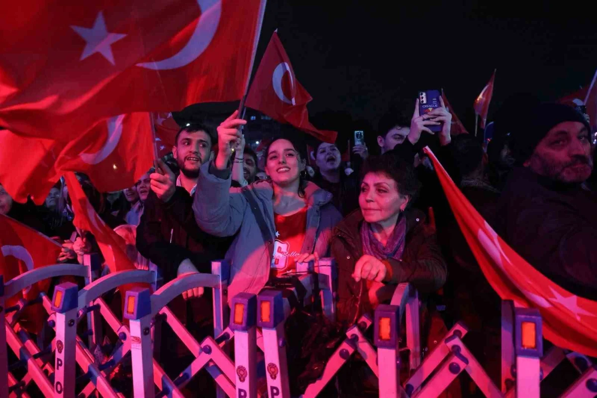 Bursa'da yağmura rağmen Cumhuriyet coşkusu Ferhat Göçer konseriyle yaşandı 1