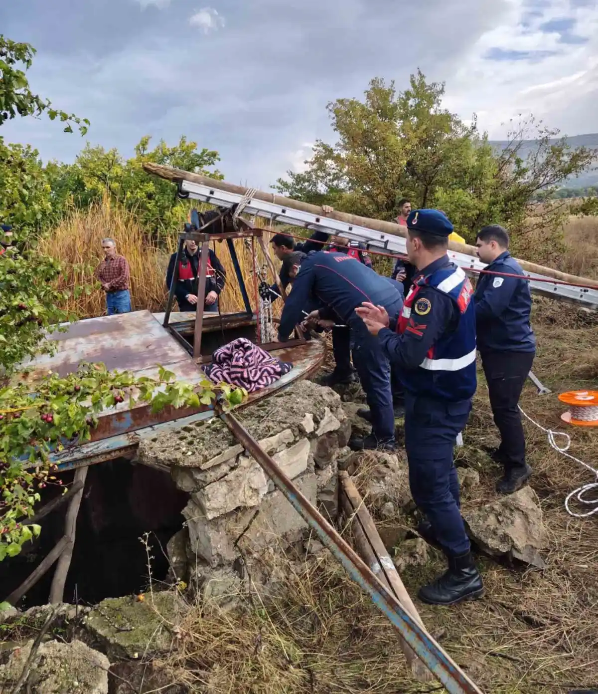 Malatya'da 25 metrelik kuyuya düşen genç itfaiye tarafından kurtarıldı 3