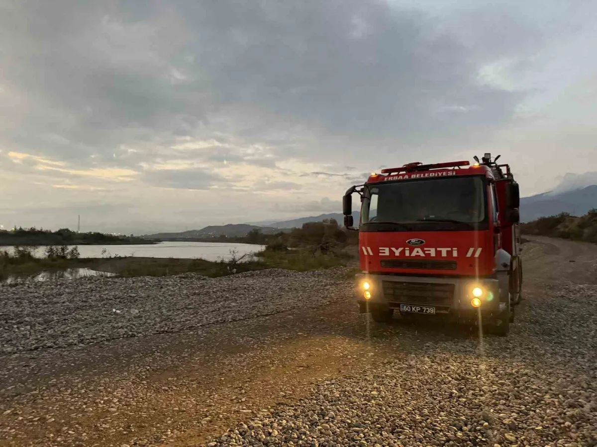 Erbaa'da balık tutmak için gittikleri Kelkit Çayı'nda otomobilleri sular altında kaldı 3