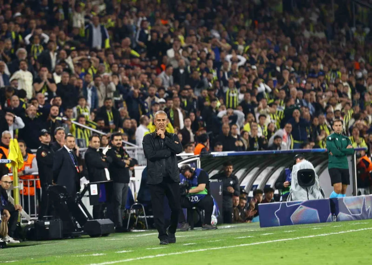 FENERBAHÇE, SLAVİA PRAG KARŞISINDA SON DAKİKADA YEDİĞİ GOLLE PUAN KAYBI YAŞARKEN, TRİBÜNLERDEN...
