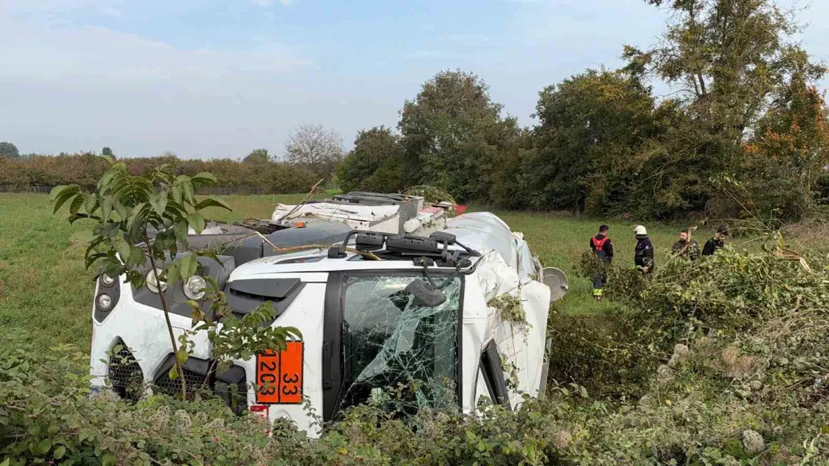 Düzce'de akaryakıt tankeri devrildi: 1. OSB'nin elektriği kesilecek 3