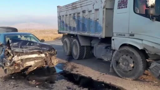 Kamyon ile otomobil çarpıştı: 1 yaralı