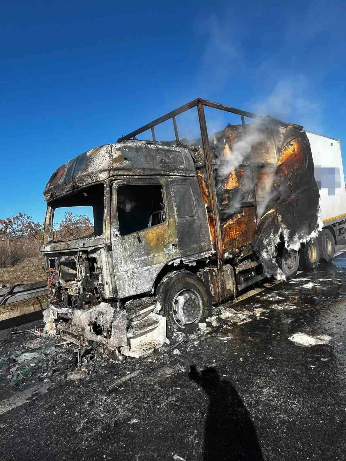 BOLU’NUN DÖRTDİVAN İLÇESİNDE SEYİR HALİNDEKİ KARGO YÜKLÜ TIRIN KUPA KISMINDA ÇIKAN YANGIN, KISA...