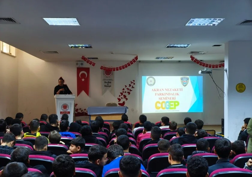 Niğde'de polisten öğrenci ve velilere kapsamlı güvenlik eğitimi 3