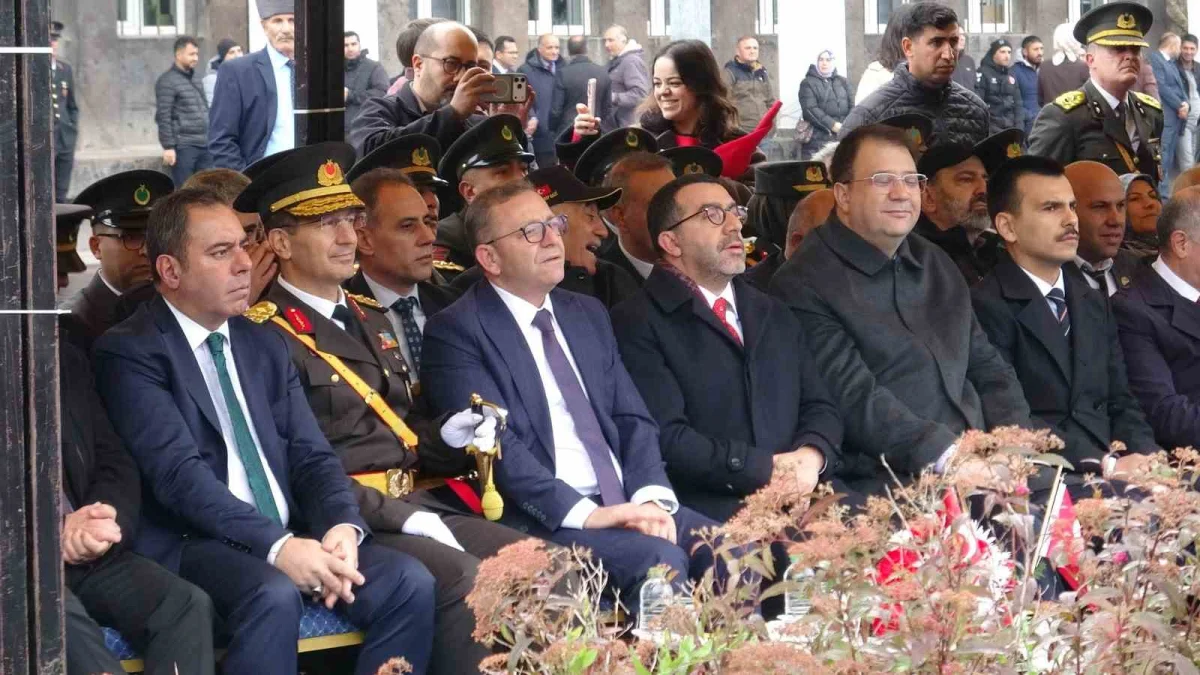 Kars'ta Cumhuriyet'in 103. yılı kutlamalarında 103 öğrenci halay çekti 2