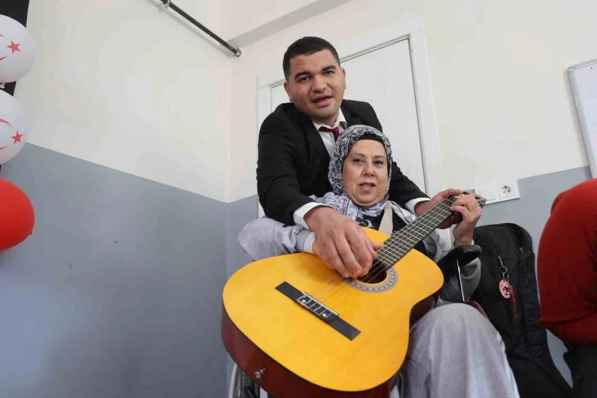 Oyuncak gitarla müziğe başlayan otizmli Ertuğrul artık özel bireylere eğitim veriyor 3