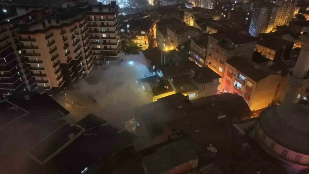 Kağıthane’de 5 katlı binanın çatısında çıkan yangın hasara yol açtı 5