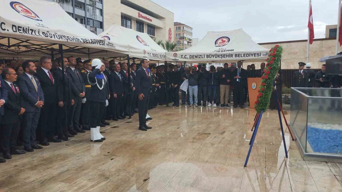 Denizli'de Cumhuriyet Bayramı kutlamaları çelenk sunumuyla başladı 2