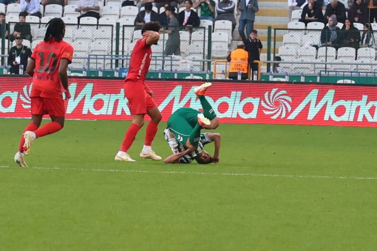 Konyaspor ilk yarıyı Awaziem'in golüyle önde kapattı 4