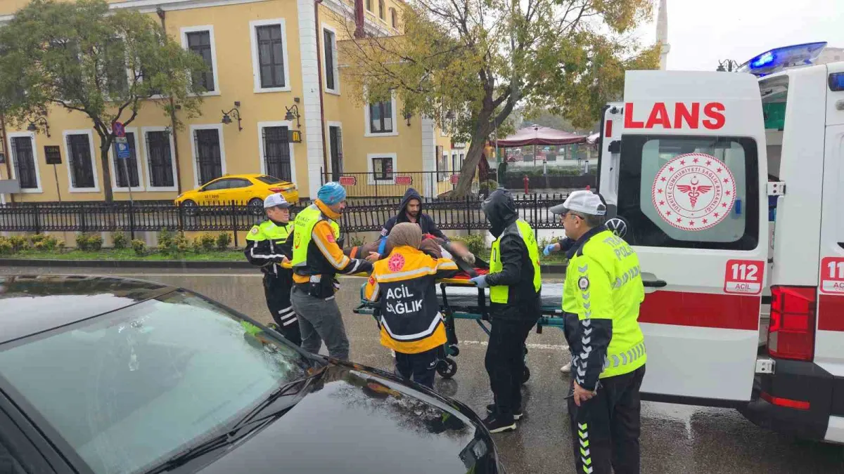 Samsun'da trafik kazasında yaralanan kadını yağmurdan koruyan polisin duyarlılığı 5