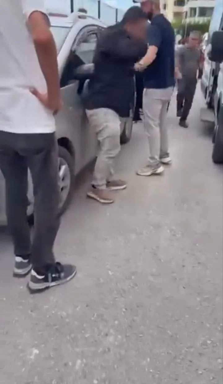 BURSA'NIN MUDANYA İLÇESİNDE BİR OKUL ÖNÜNDE SERVİS ŞOFÖRLERİ ARASINDA KAVGA ÇIKTI.