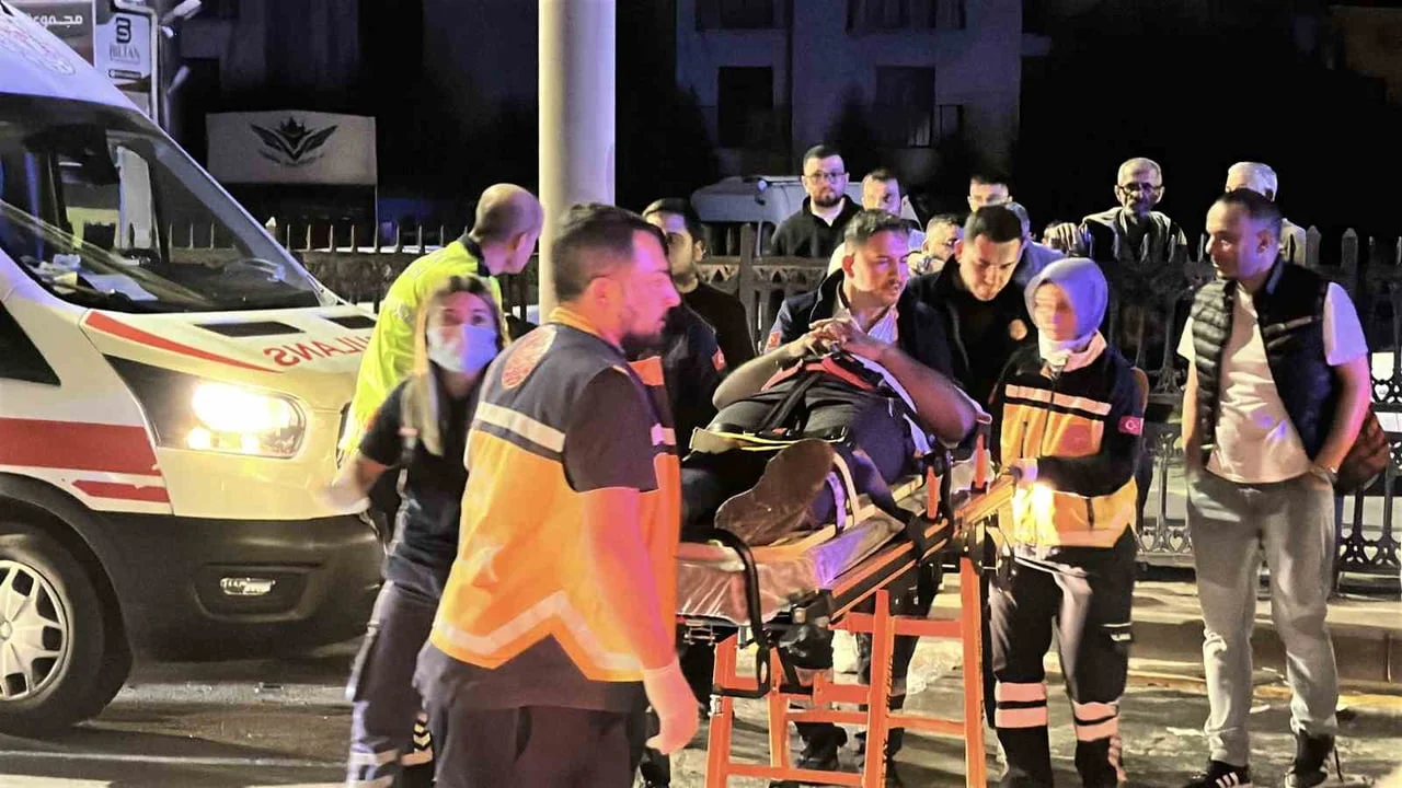 SAKARYA'NIN ADAPAZARI İLÇESİNDE GECE SAATLERİNDE 3 ARACIN KARIŞTIĞI TRAFİK KAZASINDA 4 KİŞİ...